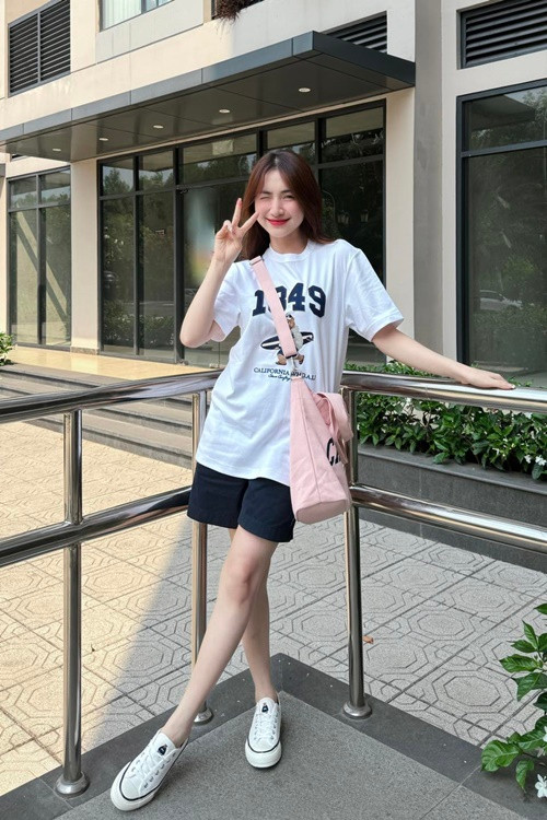 Ở đời thường, Hòa Minzy ăn mặc trẻ trung, năng động.