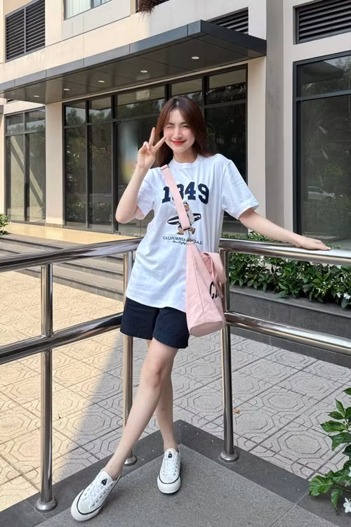 Ở đời thường, Hòa Minzy ăn mặc trẻ trung, năng động.