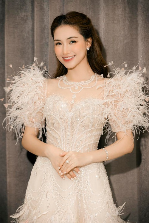 Nữ ca sĩ chịu khó đầu tư hình ảnh. Trang phục sự kiện của Hòa Minzy thường gồm váy áo đẹp lộng lẫy.