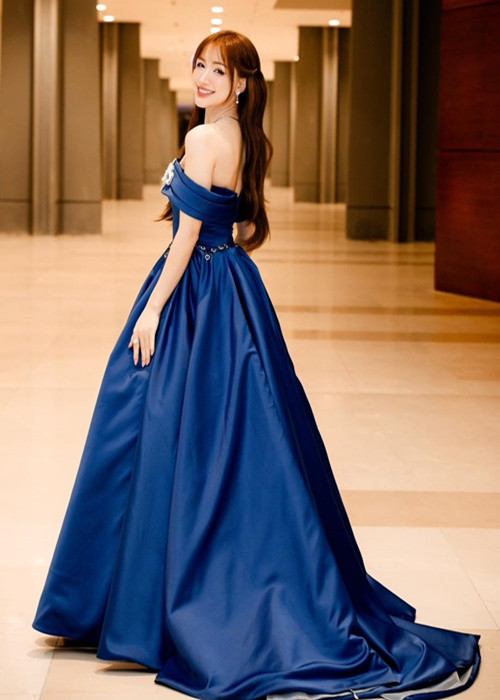 Hòa Minzy khẳng định, cô chỉ làm răng. Nữ ca sĩ cho biết, cô không tiêm môi hay làm mũi, nhấn mí.