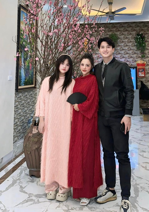 Nữ MC khoe đón Tết Nguyên đán 2025 cùng chồng và con gái riêng.