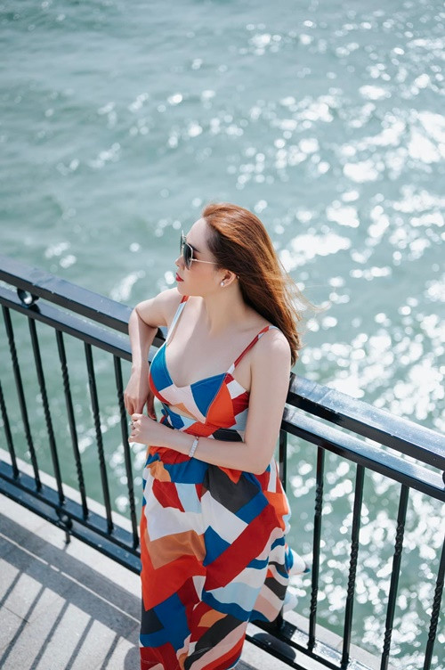 Nữ diễn viên phim Gái nhảy chia sẻ trên Znews, mỗi ngày trong tuần, cô nhảy rumba, bơi và xông hơi. Ngoài tập thể dục, Minh Thư giữ tinh thần vui vẻ, thoải mái để nhan sắc luôn tươi trẻ.