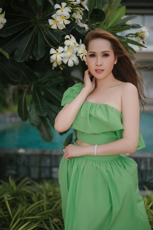 Trên sân khấu, Minh Thư chuộng váy áo bó sát lấp lánh. Ở đời thường, cô ăn mặc nữ tính.