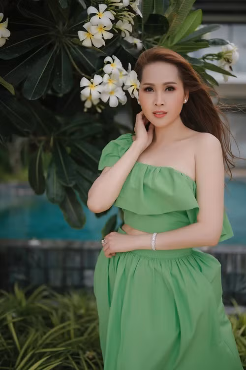 Trên sân khấu, Minh Thư chuộng váy áo bó sát lấp lánh. Ở đời thường, cô ăn mặc nữ tính.