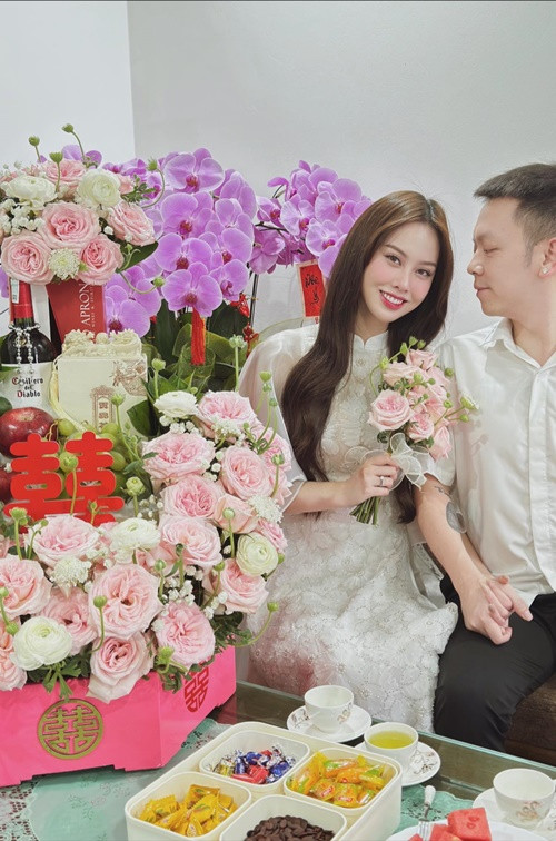  Đặng Hoàng Tâm Như và bạn trai vừa tổ chức lễ dạm ngõ. Vào tháng 12/2024, người đẹp nhận lời cầu hôn từ nửa kia.