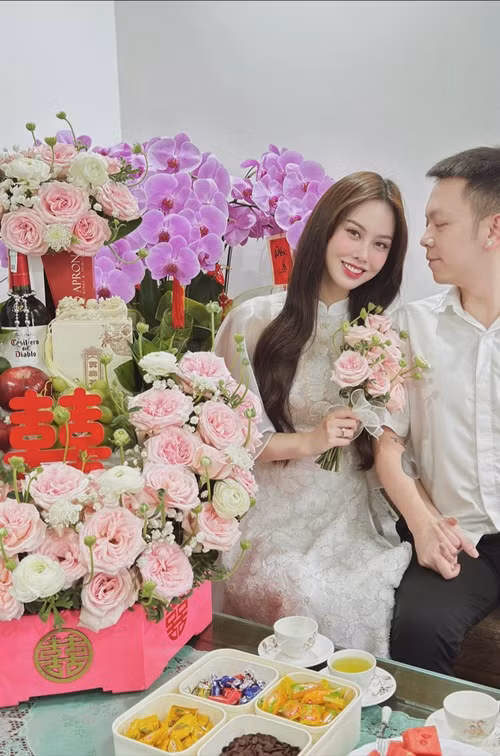  Đặng Hoàng Tâm Như và bạn trai vừa tổ chức lễ dạm ngõ. Vào tháng 12/2024, người đẹp nhận lời cầu hôn từ nửa kia.