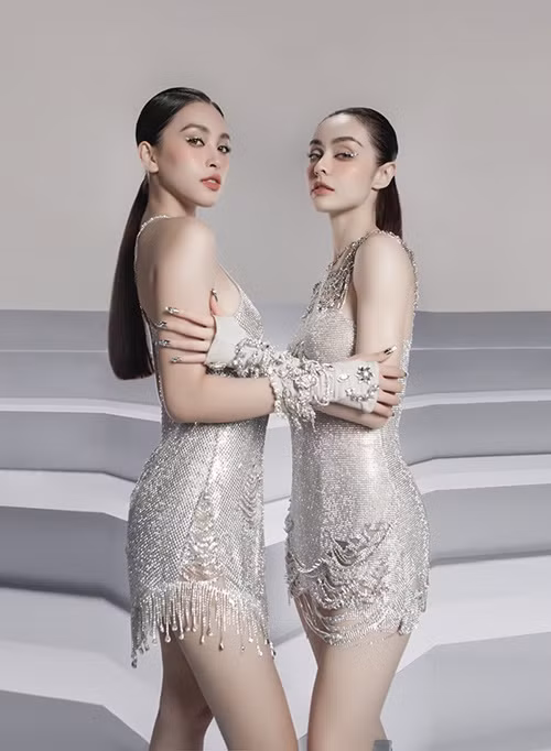 Mới đây, phía ca sĩ Mlee cho biết, mối quan hệ giữa MLee và Hoa hậu Tiểu Vy rất tốt đẹp trước những đồn đoán. Hai mỹ nhân đã hợp tác trong nhiều dự án và luôn dành cho nhau sự tôn trọng, quý mến trong công việc lẫn đời sống cá nhân. Ảnh: Vietnamnet.