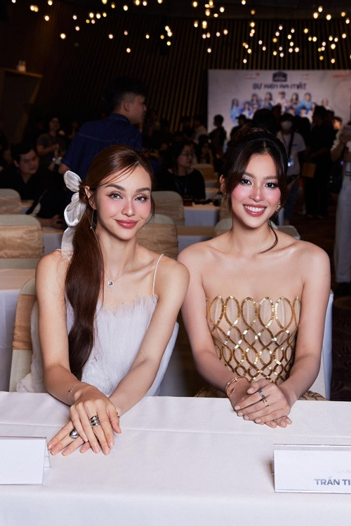 Trước đó, Mlee đăng ảnh bên Tiểu Vy và viết: "Bé yêu của tôi, nhanh nhanh bớt bận xíu để chị em ta tụ họp đầu năm nào". Tiểu Vy đáp lại đàn chị: "Em nấu cơm xong kêu chị qua ăn nhé". Ảnh: FB Mlee.