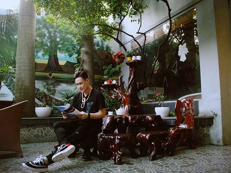 Biệt thự 200 tỷ của Khánh Phương có sân vườn để mọi người thư giãn. Ảnh: Dân Việt.