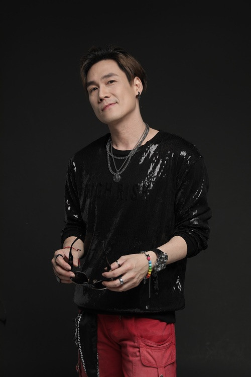 Tháng 11/2024, Khánh Phương bức xúc vì bị lợi dụng hình ảnh trong các video của đối tượng Bảo Lasvegas. “Khánh Phương chỉ được mời để quay tiểu phẩm và Khánh Phương hoàn toàn không liên quan gì đến bất cứ hoạt động gì của Bảo Vegas gì đó. Đây là hành vi cắt ghép và vu khống làm ảnh hưởng đến danh dự, uy tín của Khánh Phương”, nam ca sĩ cho biết. Ảnh: Giao Thông.