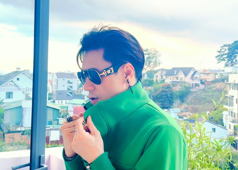 Nam ca sĩ Khánh Phương không hé lộ mối quan hệ với bà Vũ Thị Thúy. Ảnh: FB Khánh Phương.