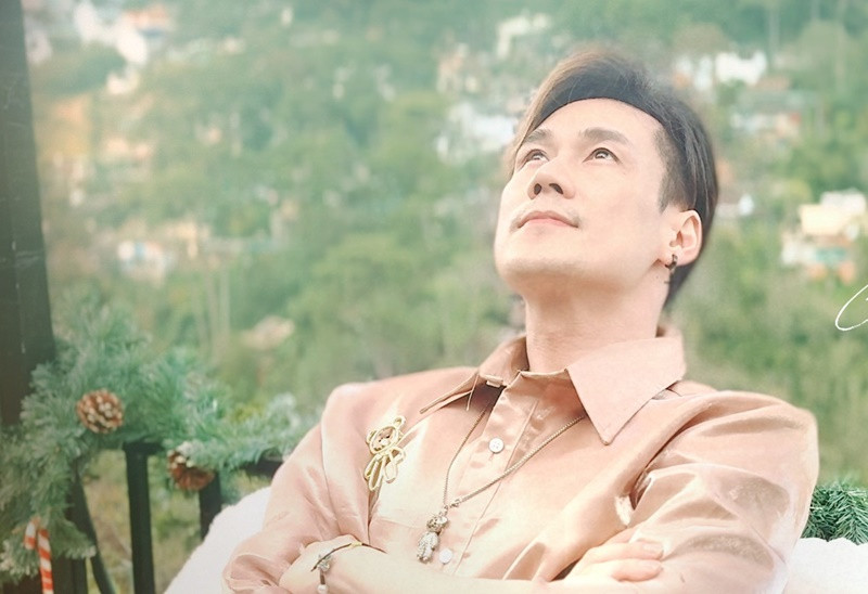 Nam ca sĩ khẳng định anh không mua bán chui hay cố tình gian lận cổ phiếu. “Tôi biết mình có lỗi vì bộ phận pháp chế có làm thủ tục đăng ký chào mua công khai nhưng chậm trễ. Trước giờ tôi chỉ mua bán cổ phiếu, thủ tục pháp lý do bên pháp chế thực hiện”, Khánh Phương nói. Đến tháng 9/2023, nam ca sĩ bán hết 908.576 cổ phiếu SJC, chiếm 13,1% vốn điều lệ của Công ty Cổ phần Sông Đà 1.01. Ảnh: FB Khánh Phương.