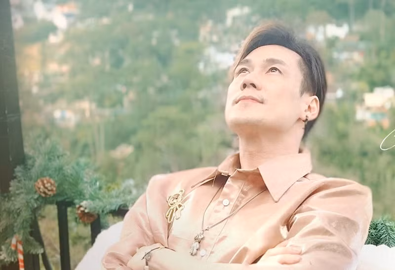 Nam ca sĩ khẳng định anh không mua bán chui hay cố tình gian lận cổ phiếu. “Tôi biết mình có lỗi vì bộ phận pháp chế có làm thủ tục đăng ký chào mua công khai nhưng chậm trễ. Trước giờ tôi chỉ mua bán cổ phiếu, thủ tục pháp lý do bên pháp chế thực hiện”, Khánh Phương nói. Đến tháng 9/2023, nam ca sĩ bán hết 908.576 cổ phiếu SJC, chiếm 13,1% vốn điều lệ của Công ty Cổ phần Sông Đà 1.01. Ảnh: FB Khánh Phương.