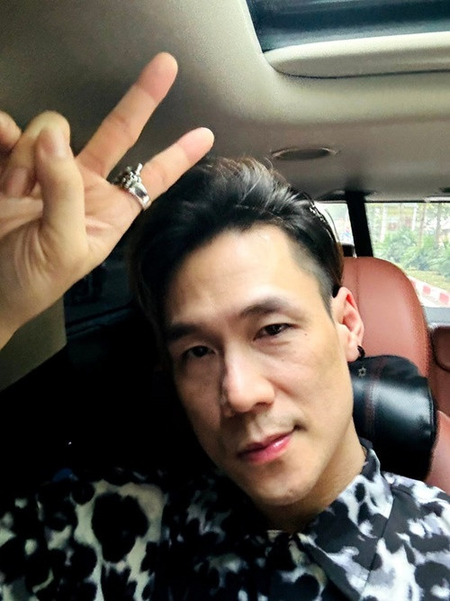 Trong những năm qua, ngoài đi hát, Khánh Phương còn kinh doanh. Tháng 1/2023, anh trở thành cổ đông lớn nhất của Công ty Cổ phần Sông Đà 1.01 sau khi mua vào 3,2 triệu cổ phiếu SJC. Tháng 6/2023, theo Tiền Phong, Khánh Phương bị Ủy ban chứng khoán Nhà nước phạt 245 triệu đồng vì mua 45% vốn của Công ty Cổ phần Sông Đà 1.01 nhưng không đăng ký chào mua công khai. Ảnh: FB Khánh Phương.