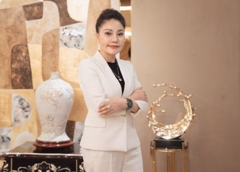 Mới đây, theo Dân Việt, VKSND TP.Hà Nội vừa ra quyết định trả hồ sơ, yêu cầu điều tra bổ sung vụ án "Lừa đảo chiếm đoạt tài sản" xảy ra tại Công ty Đầu tư thương mại bất động sản Nhật Nam; Công ty Sông Đà Nhật Nam và Công ty Sông Đà Invest. Trước đó, tháng 12/2024, Công an TP.Hà Nội ra kết luận điều tra vụ án, đề nghị truy tố Vũ Thị Thúy (SN 1983), Chủ tịch kiêm Tổng giám đốc Công ty Nhật Nam, về hành vi lừa đảo. Ảnh: Dân Việt.