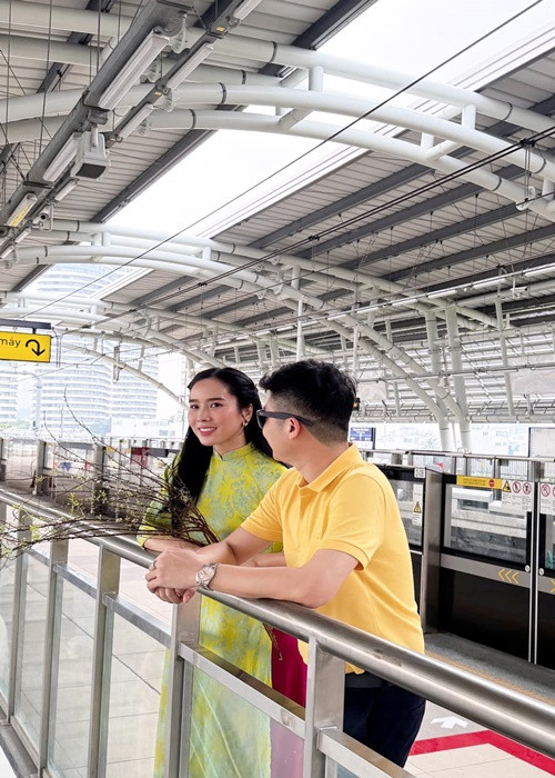 Khoảnh khắc chồng cũ Nhật Kim Anh đắm đuối nhìn bạn gái xinh đẹp gây chú ý. Ảnh: FB Bella Mai.