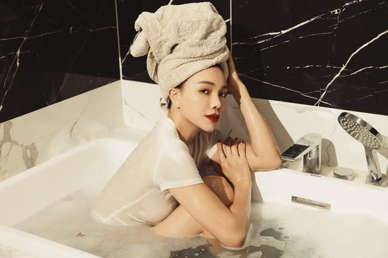 Cô còn giành danh hiệu Á hậu 1 tại cuộc thi Hoa hậu Quốc tế người Việt 2011.