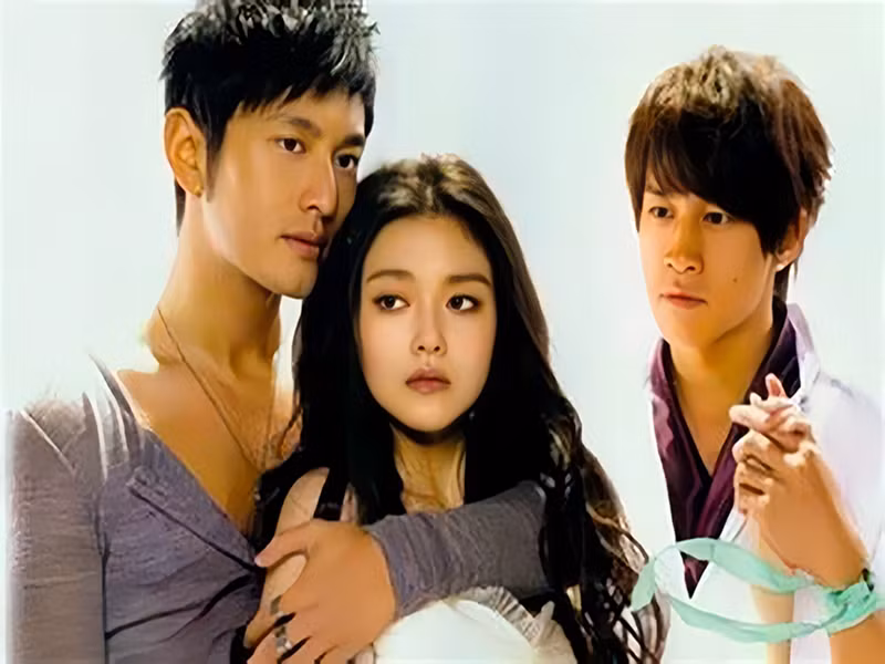 "15 năm trôi nhanh như cát chảy kẽ tay. Hạ Mạt trong Bong bóng mùa hè nói chuyện rất nghiêm túc, nhưng ngoài đời, cô ấy lại hài hước. Người ta nói rằng một tâm hồn đẹp sẽ sống mãi, giống như bong bóng dưới ánh mặt trời luôn giữ được màu sắc. Tôi hy vọng rằng nơi Hạ Mạt đang đến, hoa anh đào sẽ không bao giờ rơi và sẽ biến thành làn gió ôm trọn những vì sao. Cô ấy sẽ mãi là Doãn Hạ Mạt dũng cảm, mạnh mẽ và xinh đẹp trong trái tim tôi", Huỳnh Hiểu Minh tiếc thương Từ Hy Viên qua đời. Ảnh: Vietnamnet.