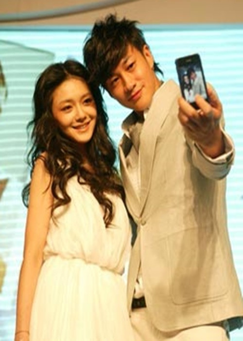 Là bạn trai của Từ Hy Viên trong Bong bóng mùa hè, Hà Nhuận Đông chia sẻ trên truyền thông rằng anh rất buồn khi nữ diễn viên qua đời. Theo Tiền Phong, Hà Nhuận Đông cảm ơn đồng nghiệp vì những niềm vui và tác phẩm hay mà cô để lại. Ảnh: Sohu.