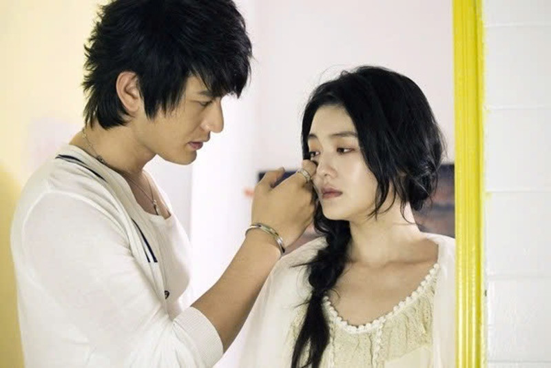 Đóng cặp với Từ Hy Viên trong Bong bóng mùa hè, Huỳnh Hiểu Minh bày tỏ rằng anh rất bàng hoàng, đau lòng trước sự ra đi đột ngột của bạn diễn một thời. Ảnh: FTV.