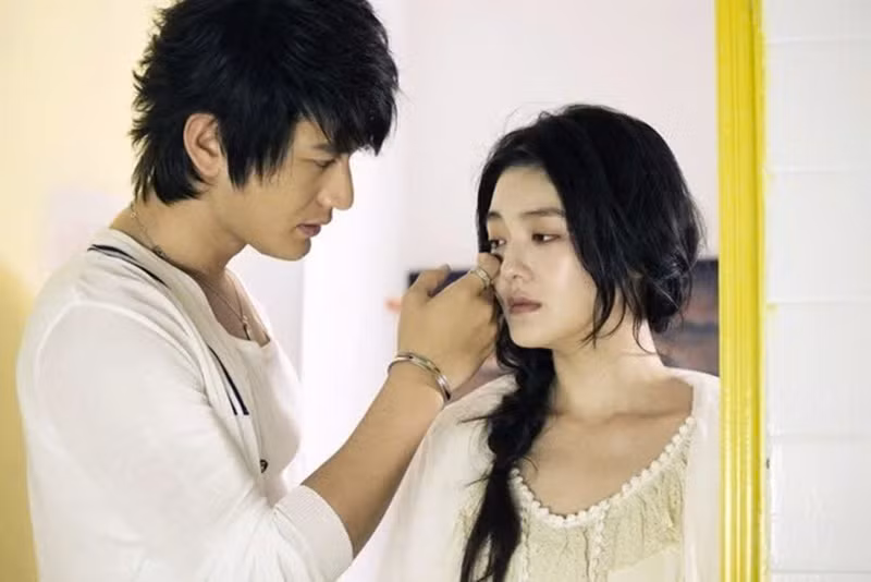 Đóng cặp với Từ Hy Viên trong Bong bóng mùa hè, Huỳnh Hiểu Minh bày tỏ rằng anh rất bàng hoàng, đau lòng trước sự ra đi đột ngột của bạn diễn một thời. Ảnh: FTV.