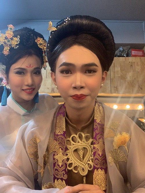 NSND Trần Minh Ngọc từng khen khả năng diễn xuất Minh Dự khi anh đóng nhân vật nữ. "Minh Dự rất giỏi trong việc hóa thân vào các nhân vật nữ. Ưu điểm là diễn sạch, không dùng hình thể ỏng ẹo, diêm dúa để chọc cười, ngôn từ cũng cho thấy có nghiên cứu, chọn lọc", NSND Trần Minh Ngọc chia sẻ trên Người Lao Động.