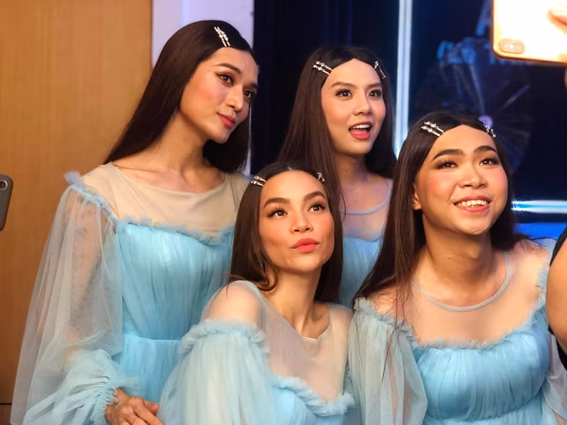 Minh Dự cùng BB Trần, Duy Khánh giả gái trong dự án âm nhạc của Hồ Ngọc Hà năm 2019.