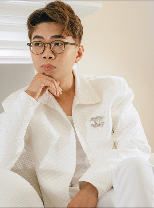 Mới đây, đạo diễn Lê Quốc Nam tố diễn viên Minh Dự "tác động vật lý" với Tú My - con gái của nam đạo diễn. Theo Znews, phía Minh Dự phủ nhận lời tố. Phía Tú My chia sẻ, cô và Minh Dự đã tranh cãi vì nhiều vấn đề liên quan đến vở diễn ở sân khấu. "Lúc đó anh Dự nổi giận nên đã đẩy ngã cái ghế để đứng dậy và ném mắt kính xuống đất. Sự việc đó chưa trúng người tôi", Tú My viết trên trang cá nhân.