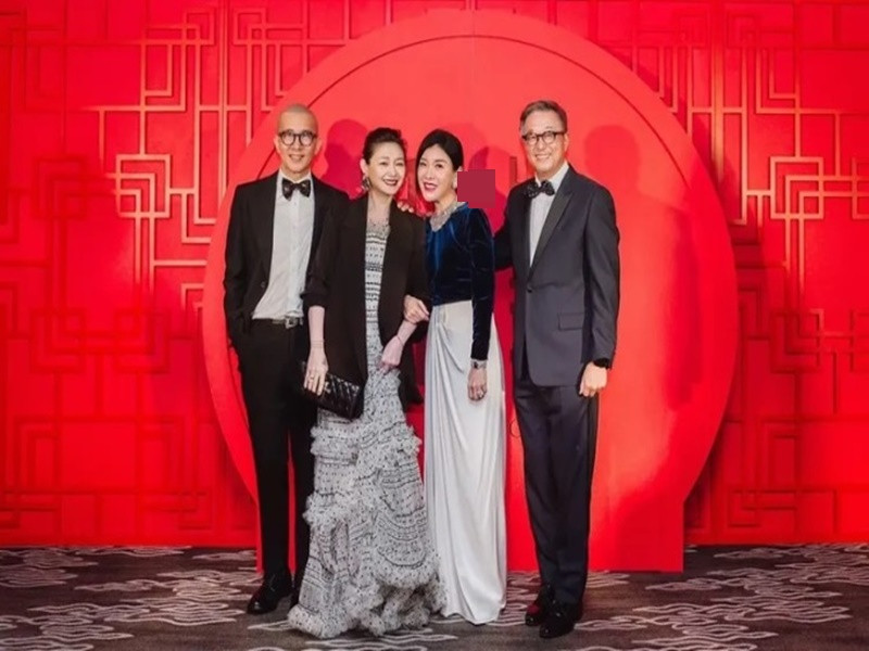 Từ Hy Viên chụp ảnh kỷ niệm cùng Lâm Tuệ Tinh. Ảnh: Nextapple.