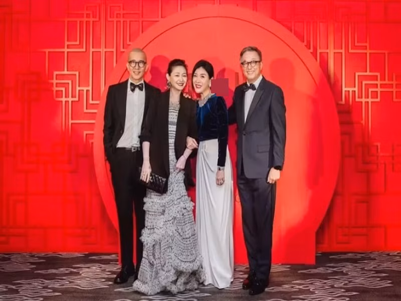 Từ Hy Viên chụp ảnh kỷ niệm cùng Lâm Tuệ Tinh. Ảnh: Nextapple.