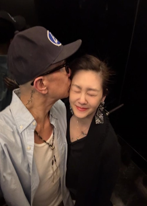 Tháng 11/2024, DJ Koo chia sẻ hình ảnh hôn má Từ Hy Viên. Ảnh: Instagram DJ Koo.