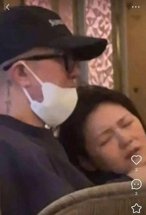 Mới đây, diễn viên Từ Hy Viên qua đời trong chuyến du lịch Nhật Bản sau khi bị cúm và viêm phổi. Theo Sina, một tài xế vừa đăng tải hình ảnh chở vợ chồng Từ Hy Viên vào ngày 29/1 trong chuyến du lịch. Ảnh: Tiền Phong.