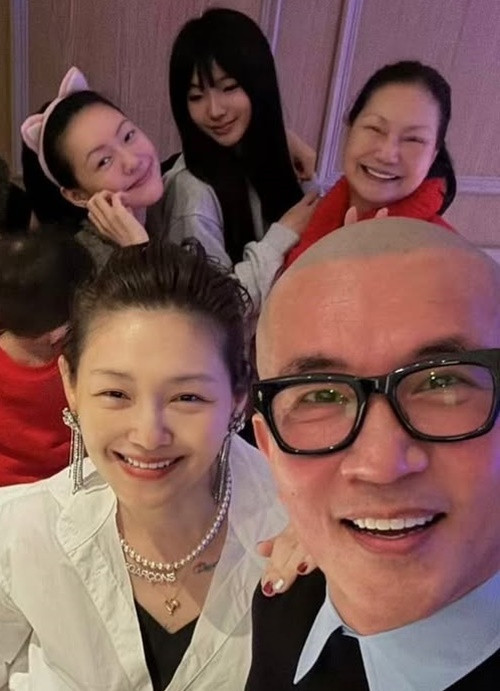 Ngày 31/12/2024, DJ Koo đăng ảnh bên Từ Hy Viên và gia đình vợ. Ảnh: Instagram DJ Koo.