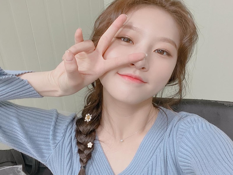 Ở đời thường, Kim Sae Ron chuộng váy áo nữ tính, trẻ trung. Ảnh: Instagram Kim Sae Ron.