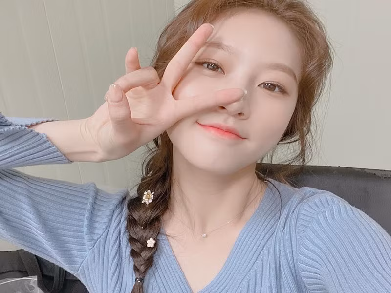 Ở đời thường, Kim Sae Ron chuộng váy áo nữ tính, trẻ trung. Ảnh: Instagram Kim Sae Ron.