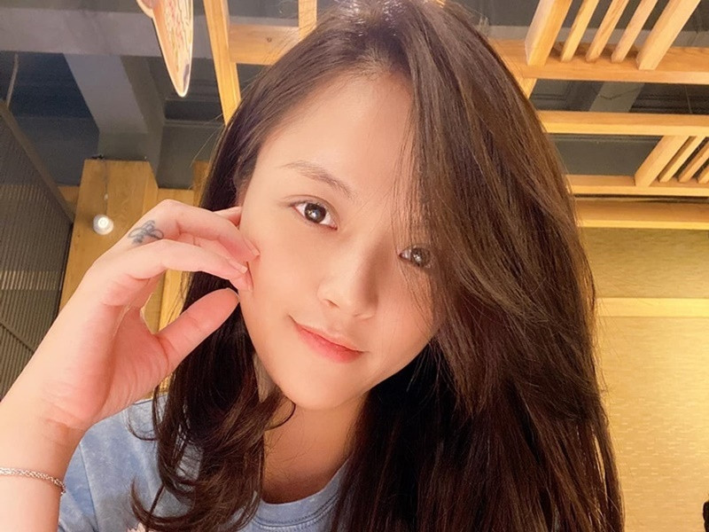 Thu Quỳnh còn có hình xăm trên ngón tay. Nữ diễn viên phim Cha tôi, người ở lại khoe hình xăm này vào cuối tháng 12/2015. Vào thời điểm đó, Thu Quỳnh gặp biến cố hôn nhân.