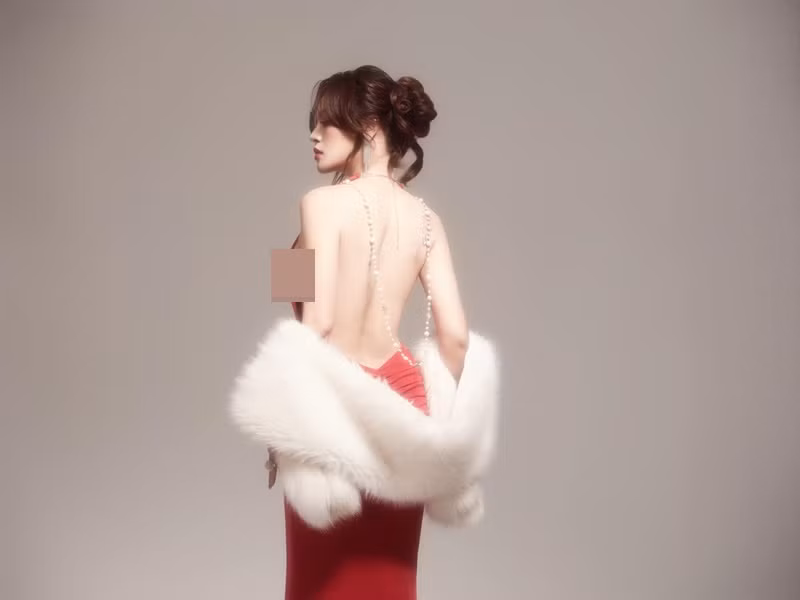 Nữ diễn viên nổi bật trong chiếc váy hở lưng trần táo bạo.