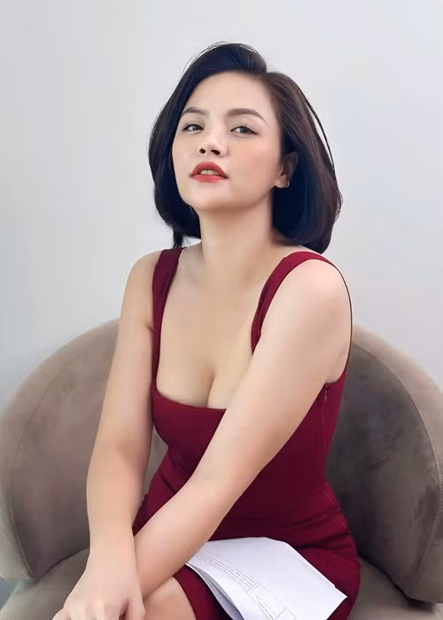 Thu Quỳnh tự tin diện đồ bó sát sau ít tháng sinh lần 2.