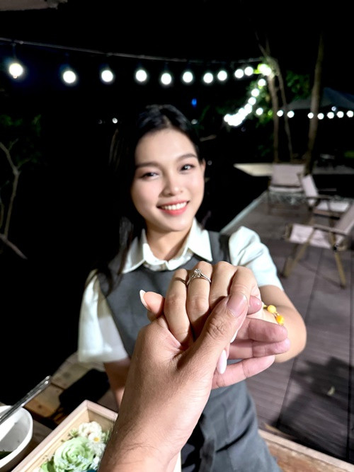 Con nuôi Phi Nhung khoe nhẫn cầu hôn vào năm 2024. Ảnh: FB Tuyết Nhung.