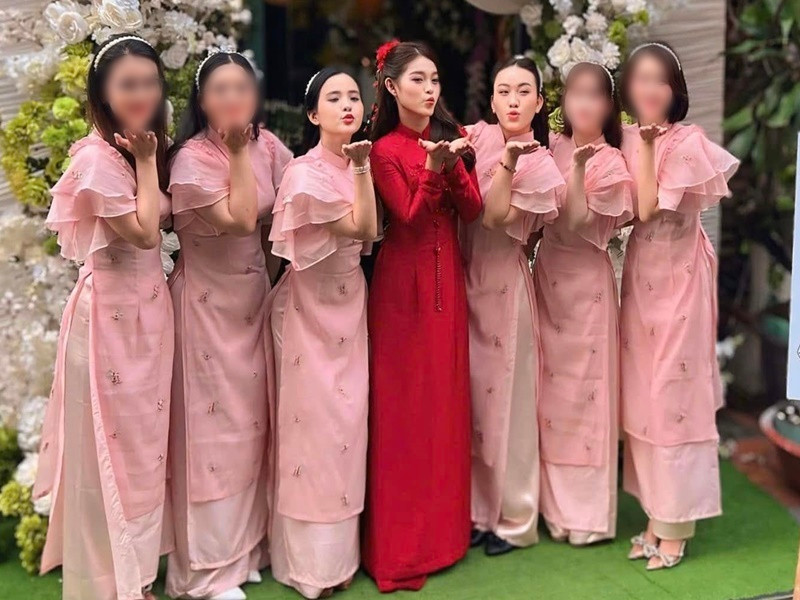 Ca sĩ Thiêng Ngân (thứ ba bên phải) chúc mừng ngày vui của Tuyết Nhung. Ảnh: FB Quỳnh Trang.