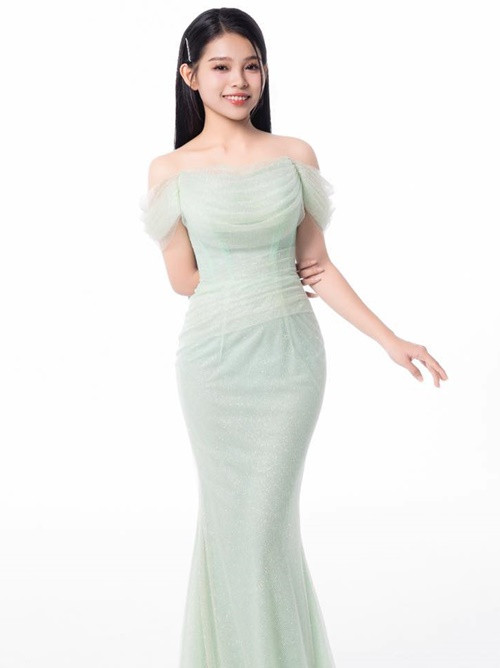 Tuyết Nhung lấy chồng ở tuổi 24. Hiện tại, nữ ca sĩ chưa tiết lộ danh tính bạn đời. Ảnh: FB Tuyết Nhung.