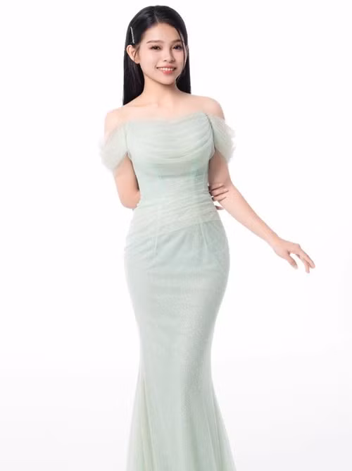 Tuyết Nhung lấy chồng ở tuổi 24. Hiện tại, nữ ca sĩ chưa tiết lộ danh tính bạn đời. Ảnh: FB Tuyết Nhung.