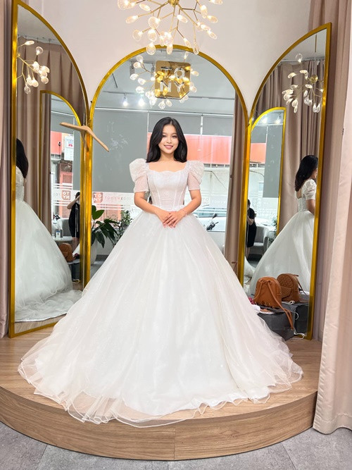 Tuyết Nhung rạng rỡ, xinh đẹp khi đi thử váy cưới. Ảnh: FB Tuyết Nhung.