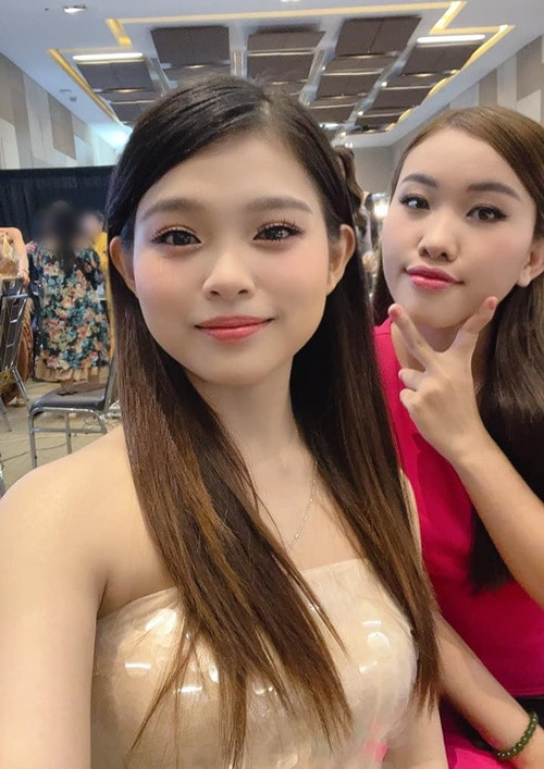 Nữ ca sĩ sống cùng mẹ ruột, thi thoảng về thăm nhà mẹ nuôi và các em. Ảnh: FB Tuyết Nhung.