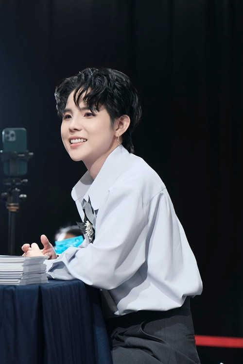 Năm 2022, Vũ Cát Tường thừa nhận, bản thân là người đồng tính. Thời điểm đó, chia sẻ trên Giao Thông, ca sĩ cho biết luôn được người yêu ủng hộ trong mọi quyết định. Ảnh: FB Vũ Cát Tường.