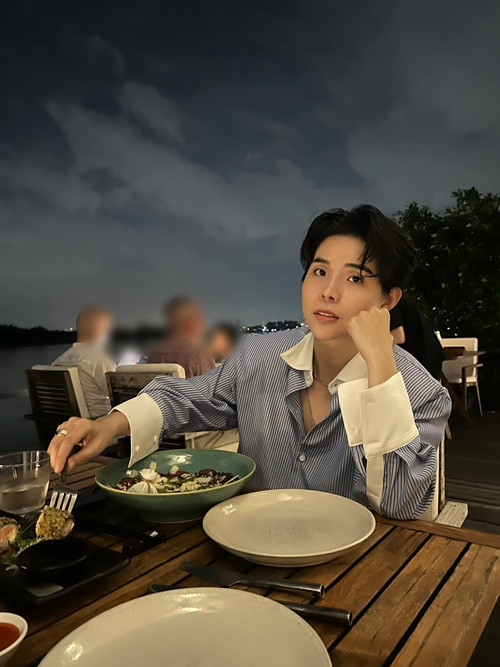 Giọng ca Vết mưa tặng bạn đời các câu hát; "Anh đã ước mơ về ngày này lâu lắm/ Người con gái anh chờ đợi qua từng năm/ Anh bật khóc khi lời nguyện cầu được nghe thấy/ Trời trao em cho anh...". Vũ Cát Tường còn nói lời cảm ơn Bí Đỏ vì tất cả. Ảnh: FB Vũ Cát Tường.