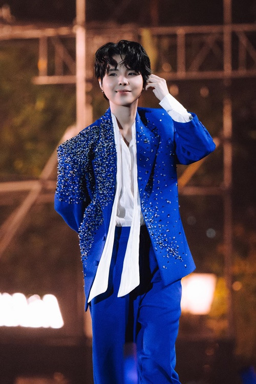 Giọng ca Vết mưa viết: “Từ ngày yêu em, anh đời hơn, vui hơn, anh sống nhiều hơn là chạy, thong dong hơn trên hành trình vạn dặm của mình. Ai đó đã từng nói: "Trưởng thành chỉ nở hoa khi người đó được nuôi dưỡng trong tình yêu vô điều kiện". Và em đã dành cho anh một tình yêu như thế”. Ảnh: FB Vũ Cát Tường.