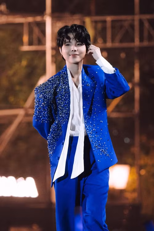 Giọng ca Vết mưa viết: “Từ ngày yêu em, anh đời hơn, vui hơn, anh sống nhiều hơn là chạy, thong dong hơn trên hành trình vạn dặm của mình. Ai đó đã từng nói: "Trưởng thành chỉ nở hoa khi người đó được nuôi dưỡng trong tình yêu vô điều kiện". Và em đã dành cho anh một tình yêu như thế”. Ảnh: FB Vũ Cát Tường.