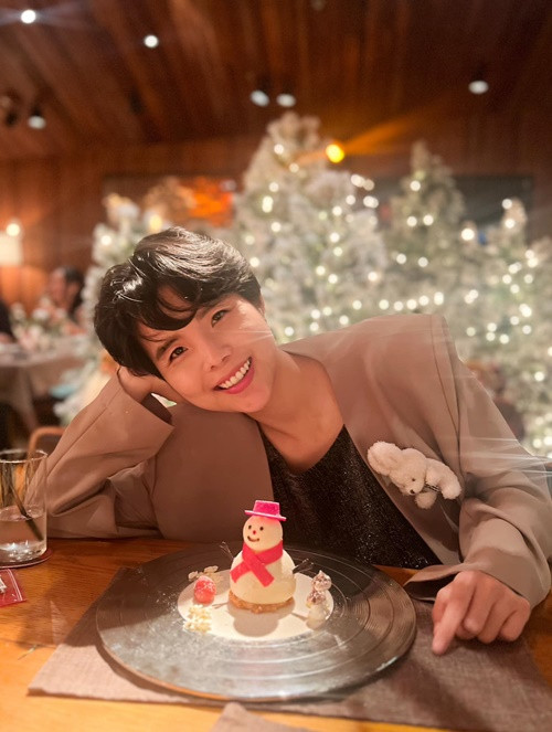 5 năm qua, Bí Đỏ vẫn một lòng yêu Cát Tường, chưa từng bị cuốn theo bất kỳ điều gì làm đánh mất chính mình. “Sự dịu dàng và sâu sắc, thấu đáo và kín kẽ không phô trương... những đức tính này em có không phải vì em được cuộc đời đối xử tử tế ngay từ đầu, mà vì em đã trải qua rất nhiều thăng trầm từ khi còn nhỏ cho đến lớn, nên sớm nhận ra điều gì là quý giá đáng giữ gìn... một người hiểu chuyện đến thế, biết cho đi đến thế, em đã làm anh hoàn toàn bị thuyết phục”, ca sĩ Vũ Cát Tường viết. Ảnh: FB Vũ Cát Tường. Ảnh: FB Vũ Cát Tường.