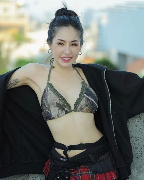 Nữ ca sĩ sinh năm 1993 thích mặc style phóng khoáng khoe vòng một và vòng hai. Ảnh: FB Du Uyên.